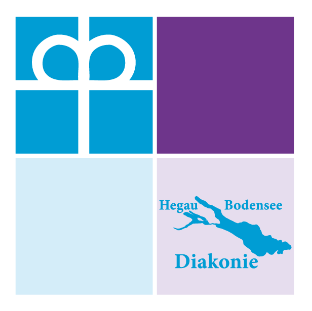Es zeigt ein horizontales Logo-Banner. Das Logo kombiniert mehrere grafische Symbole der Diakonie auf der linken Seite mit einem zweizeiligen Namen rechts daneben. Auf der linken Seite befindet sich eine quadratische Anordnung aus vier Feldern: oben links ist das weiße Kronenkreuz der Diakonie auf einem hellblauen Grund. Oben rechts ist ein schlichtes, violettes Quadrat. Unten links ist ein hellgraues Quadrat. Unten rechts ist ein hellviolettes Quadrat mit dem Logo der Diakonie Hegau-Bodensee.